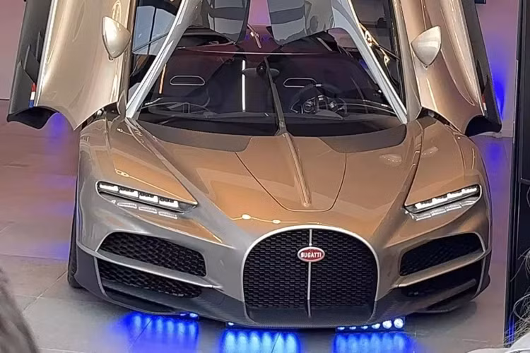 Và hiện tại, siêu xe Bugatti Tourbillon đang đi vòng quanh thế giới để ra mắt, trong số này, Monaco là một trong các thị trường rất quan trọng của nhiều hãng xe, và Bugatti đã quyết định chọn thiên đường siêu xe thế giới này để ra mắt mẫu xe mới nhất của họ, chiếc Bugatti Tourbillon với sức mạnh lên đến 1.775 mã lực, giá đắt gần gấp đôi Chiron, và việc sản xuất giới hạn cũng chỉ bằng 1/2.