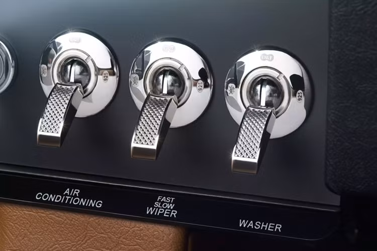Những chiếc E-Type mới đầu tiên sau nửa thế kỷ được lấy cảm hứng từ 50 chiếc bản kỷ niệm cuối cùng được chế tạo vào năm 1974. Cả hai đều là xe coupe mui trần Series I, được hoàn thiện bằng màu Signet Green và Opal Black.