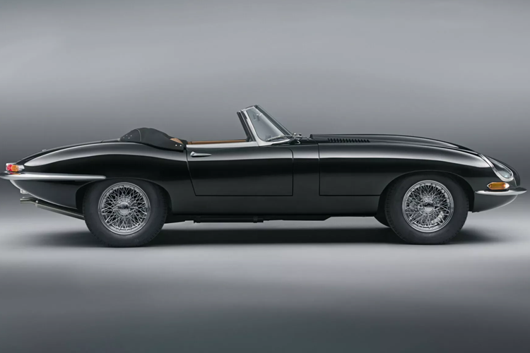 Cả hai mẫu xe đều được trang bị động cơ 6 xi-lanh thẳng hàng dung tích 3.8 lít đã được nâng cấp với hệ thống phun nhiên liệu điện tử. Hơn nữa, các kỹ sư đã thay hộp số sàn bốn cấp ban đầu bằng hộp số sàn năm cấp cải tiến, giúp người lái dễ dàng hơn trong việc cầm lái chiếc xe thể thao cổ điển.