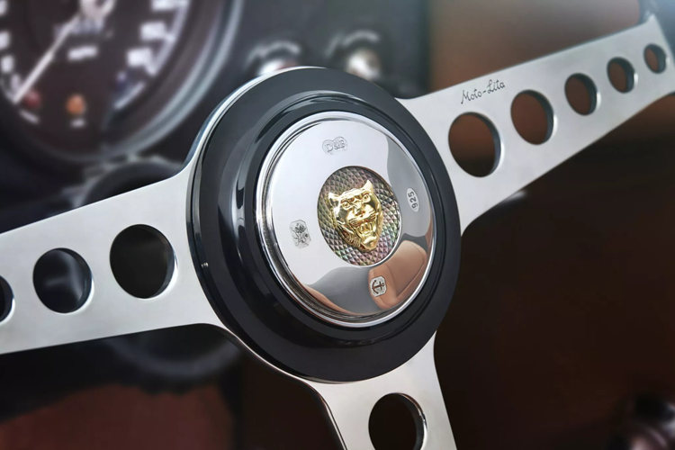 Nội thất xe còn được trang bị phần ghế ngồi được bọc da màu nâu Bridge of Weir được dệt và khâu thủ công.