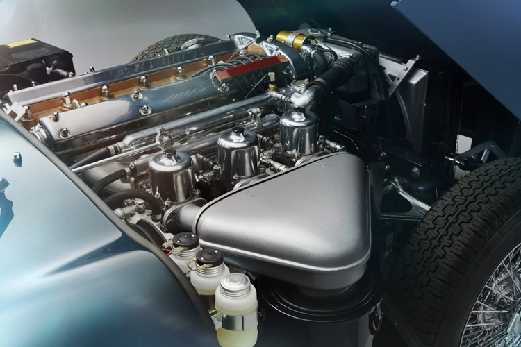 Hai mẫu xe Jaguar Classic E‑type cổ điển này được chế tạo dành cho một “khách hàng trung thành, sành điệu ở Đông Nam Á” và mất hơn 2.000 giờ để hoàn thành.