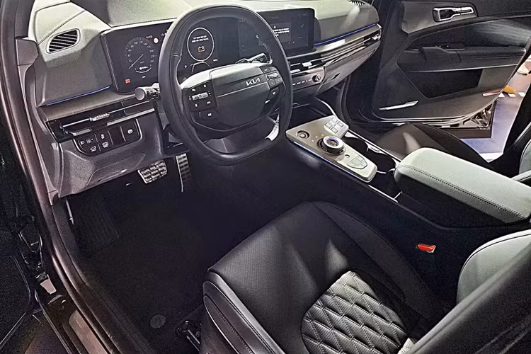 Bản thấp của Kia Sportage 2025 dùng nội thất bọc da thông thường. Trong khi đó, phiên bản X-Line được trang bị nội thất bọc da pha da lộn màu đen. Nằm bên dưới nắp ca-pô của mẫu SUV cỡ C này ở thị trường Hàn Quốc là 3 tùy chọn động cơ.