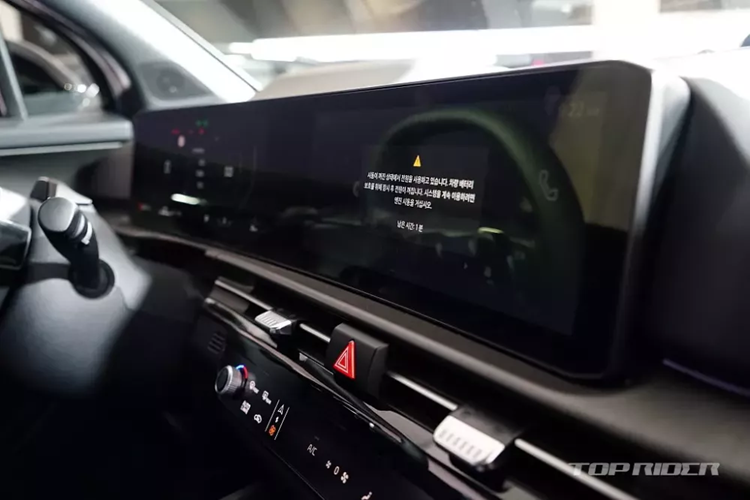 Ngoài ra, vô lăng còn có tính năng sưởi và cảm biến lực nắm nhằm cảnh báo khi người lái buông tay. Những trang bị đáng chú ý khác của xe bao gồm màn hình hiển thị thông tin kính lái HUD, khóa kỹ thuật số Kia Digital Key 2, máy quét vân tay để nhận dạng người lái và màn hình thông tin giải trí có tính năng cập nhật phần mềm qua WiFi.