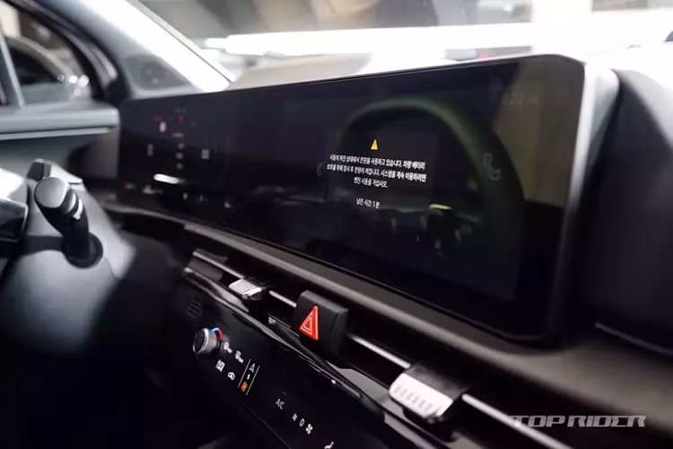 Ngoài ra, vô lăng còn có tính năng sưởi và cảm biến lực nắm nhằm cảnh báo khi người lái buông tay. Những trang bị đáng chú ý khác của xe bao gồm màn hình hiển thị thông tin kính lái HUD, khóa kỹ thuật số Kia Digital Key 2, máy quét vân tay để nhận dạng người lái và màn hình thông tin giải trí có tính năng cập nhật phần mềm qua WiFi.