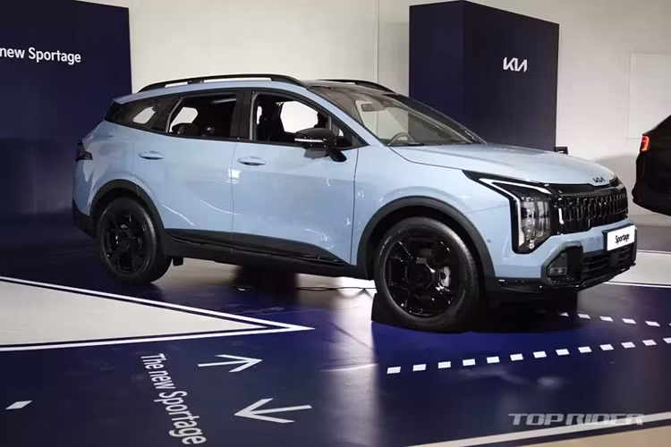 Ở bản X-Line, mẫu SUV cỡ C này đương nhiên sở hữu lưới tản nhiệt, vành la-zăng 19 inch, cản trước và cản sau thể thao hơn. Bước vào bên trong Kia Sportage 2025, người dùng sẽ bắt gặp một số trang bị mới. Trong đó, đáng chú ý nhất là màn hình cong đặt nổi trên mặt táp-lô.