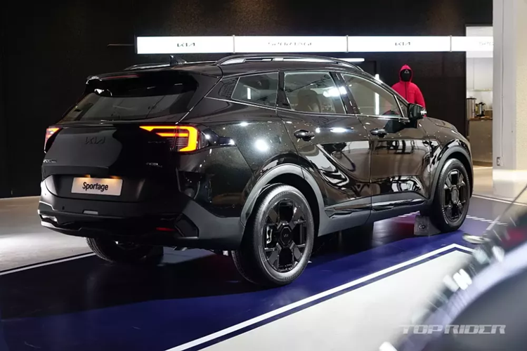 Hỗ trợ tránh va chạm phía trước nâng cấp, hệ thống kiểm soát hành trình thông minh dựa trên định vị và hỗ trợ đánh lái tránh va chạm. Tại thị trường Hàn Quốc, mức giá xe Kia Sportage 2025 dao động từ 28,36 - 47,05 triệu Won (khoảng 533 - 885 triệu đồng).