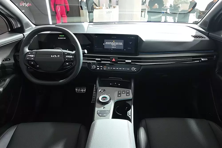 Trang bị này là sự kết hợp giữa bảng đồng hồ kỹ thuật số và màn hình cảm ứng trung tâm cùng có kích thước 12,3 inch. Bên cạnh đó là cửa gió điều hòa được thiết kế trải dài trên mặt táp-lô, tạo cảm giác rộng rãi cho nội thất. Vô lăng của xe được đổi sang loại 2 chấu vát đáy mới, tích hợp các phím chức năng.