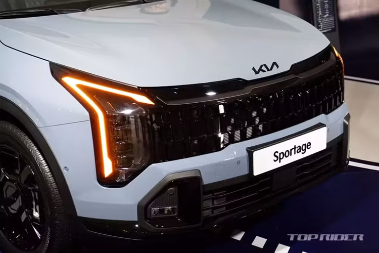Bước sang phiên bản mới, mẫu xe SUV Kia Sportage 2025 đã được cải tiến đáng kể cả về thiết kế, trang bị lẫn hệ truyền động. Để tăng tính cạnh tranh, Sportage đã được áp dụng ngôn ngữ thiết kế mới của thương hiệu Kia, thể hiện rõ qua khu vực đầu xe. Theo đó, Kia Sportage 2025 được bổ sung cụm đèn pha LED nằm dọc mới, nối liền với lưới tản nhiệt "mũi hổ".