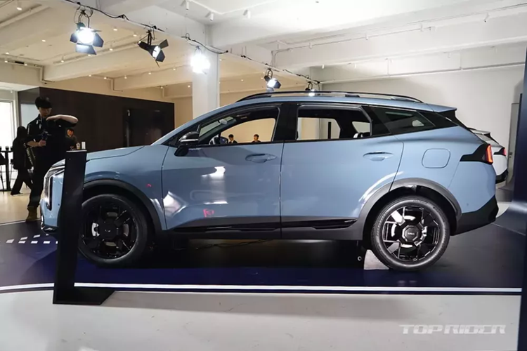 Không có gì bất ngờ khi khu vực bên sườn của Kia Sportage 2025 được giữ nguyên thiết kế, trừ vành la-zăng. Tùy theo phiên bản, xe sẽ dùng vành 17 - 19 inch. Thay đổi còn lại của Kia Sportage 2025 nằm ở cản trước và cản sau. Trong đó, cản trước được tích hợp đèn sương mù mới.