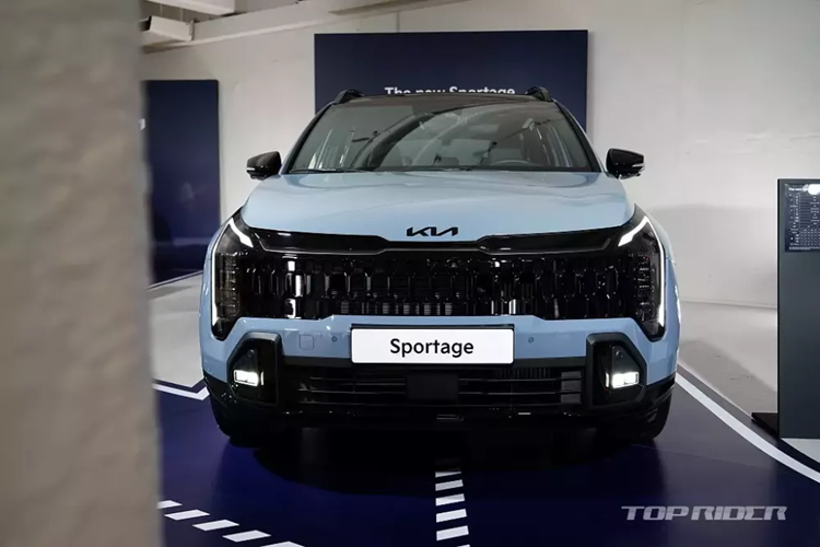 Cuối cùng là những trang bị an toàn như camera hành trình tích hợp sẵn trên xe, cảm biến hỗ trợ đỗ xe phía trước, gương chiếu hậu tự động chỉnh khi lùi, hỗ trợ đỗ xe thông minh từ xa, hệ thống cảnh báo người lái mất tập trung, hỗ trợ lái trên cao tốc HDA 2, hỗ trợ bám làn đường LFA 2