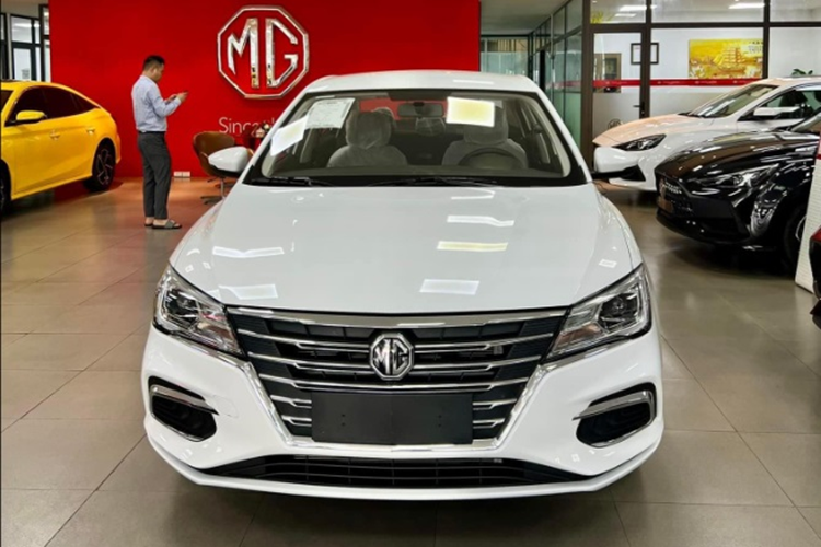 Về trang bị an toàn, xe cũng chỉ có một số tính năng cơ bản như: phanh đĩa trước, phanh tang trống sau, 2 túi khí, hệ thống chống bó cứng phanh ABS, phân phối lực phanh điện tử EBD, camera lùi và cảm biến lùi.