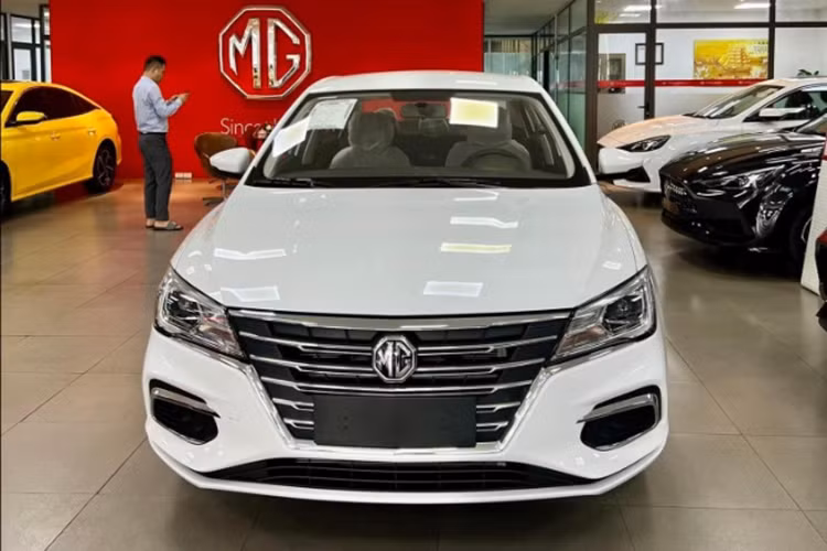 Về trang bị an toàn, xe cũng chỉ có một số tính năng cơ bản như: phanh đĩa trước, phanh tang trống sau, 2 túi khí, hệ thống chống bó cứng phanh ABS, phân phối lực phanh điện tử EBD, camera lùi và cảm biến lùi.