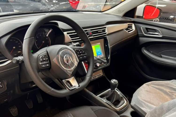 Bên trong cabin, MG5 bản số sàn được trang bị vô-lăng dạng D-Cut tích hợp các phím chức năng. Xe có hệ thống ghế ngồi bọc nỉ, có thể chỉnh tay 4 hướng. Hệ thống giải trí hiển thị trên màn hình 8 inch, kết nối Apple Carplay/Android Auto, đi cùng dàn âm thanh đầu ra 4 loa.