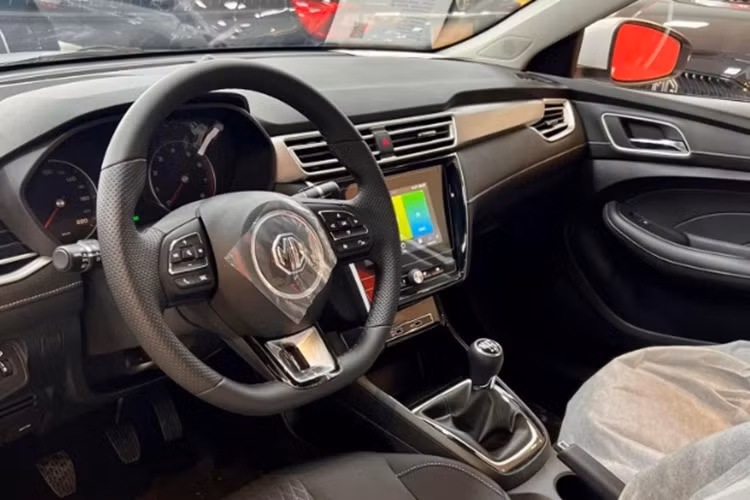 Bên trong cabin, MG5 bản số sàn được trang bị vô-lăng dạng D-Cut tích hợp các phím chức năng. Xe có hệ thống ghế ngồi bọc nỉ, có thể chỉnh tay 4 hướng. Hệ thống giải trí hiển thị trên màn hình 8 inch, kết nối Apple Carplay/Android Auto, đi cùng dàn âm thanh đầu ra 4 loa.