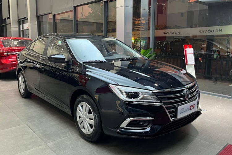 Về mặt thiết kế, MG5 bản số sàn chỉ được trang bị đèn chiếu sáng dạng halogen bên cạnh lưới tản nhiệt đi theo phong cách của người anh em RX5 thế hệ cũ.