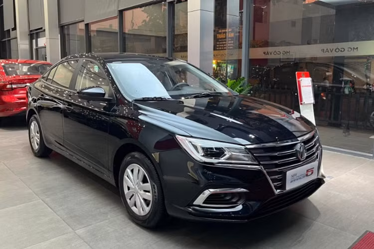 Về mặt thiết kế, MG5 bản số sàn chỉ được trang bị đèn chiếu sáng dạng halogen bên cạnh lưới tản nhiệt đi theo phong cách của người anh em RX5 thế hệ cũ.