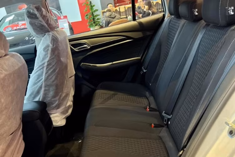 Cung cấp sức mạnh cho MG5 bản MT tại Việt Nam là máy xăng 4 xi-lanh thẳng hàng, dung tích 1.5L với công suất tối đa 113 mã lực và mô-men xoắn cực đại 150 Nm. Động cơ đi kèm với hộp số sàn 5 cấp và hệ dẫn động cầu trước.