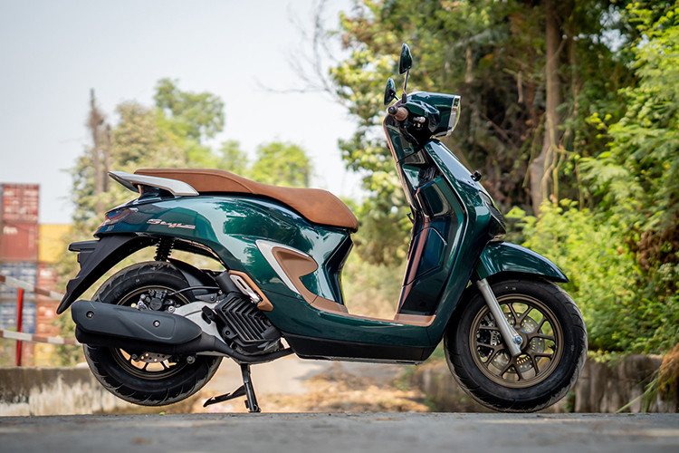 Hiện những chiếc xe ga Honda Stylo 160 đã bắt đầu có mặt tại một số đại lý tư nhân ở khu vực Tp. HCM. Theo công bố của đại lý, xe Honda Stylo hoàn toàn mới tại Việt Nam hiện đã có cả phiên bản phanh CBS và ABS.