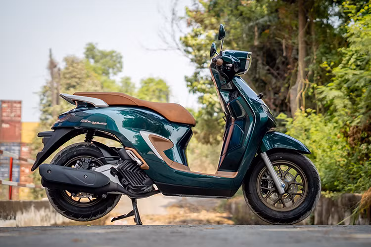 Hiện những chiếc xe ga Honda Stylo 160 đã bắt đầu có mặt tại một số đại lý tư nhân ở khu vực Tp. HCM. Theo công bố của đại lý, xe Honda Stylo hoàn toàn mới tại Việt Nam hiện đã có cả phiên bản phanh CBS và ABS.