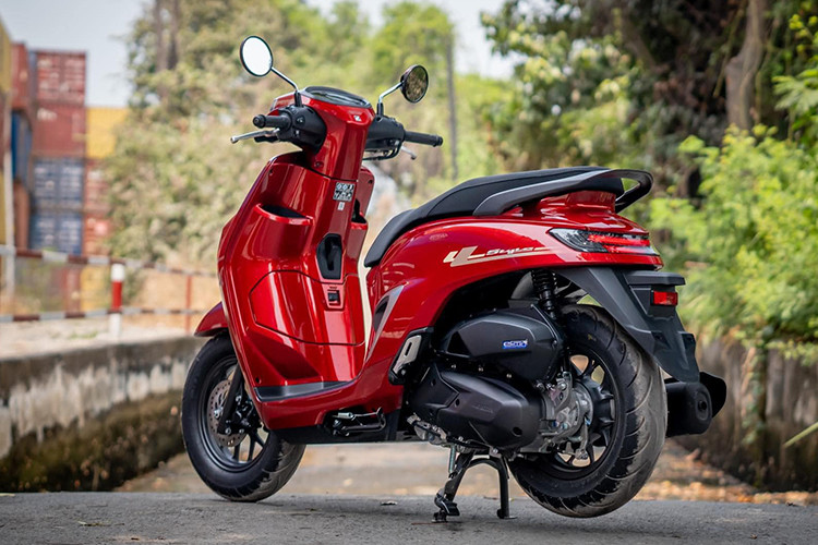 Giá xe Honda Stylo 160 2024 tại Việt Nam chưa được công bố, chỉ biết một số nhân viên tư vấn cho biết sẽ vào khoảng hơn 70 triệu đồng. Như vậy, Honda Stylo 160 dự kiến sẽ có giá ngang ngửa với Honda SH125i lắp ráp Việt Nam (khởi điểm từ 74 triệu đồng). So với xe tại Indonesia, Honda Stylo 160 ở Việt Nam gần như đắt gấp đôi.