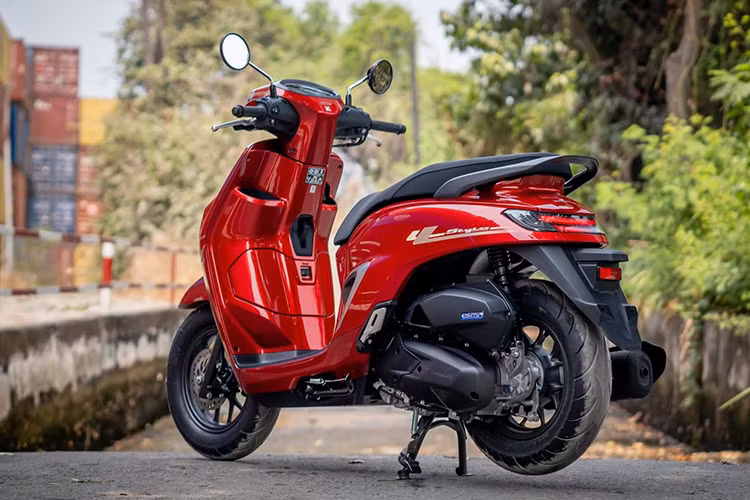 Giá xe Honda Stylo 160 2024 tại Việt Nam chưa được công bố, chỉ biết một số nhân viên tư vấn cho biết sẽ vào khoảng hơn 70 triệu đồng. Như vậy, Honda Stylo 160 dự kiến sẽ có giá ngang ngửa với Honda SH125i lắp ráp Việt Nam (khởi điểm từ 74 triệu đồng). So với xe tại Indonesia, Honda Stylo 160 ở Việt Nam gần như đắt gấp đôi.