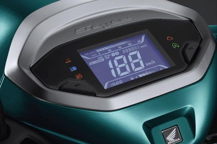 Về thiết kế, phần đầu xe Honda Stylo 160 chào đón bằng người dùng bằng đèn pha khá vuông vức và dùng công nghệ LED. Nằm thấp ở hai bên yếm trước là dải đèn LED định vị ban ngày và đèn báo rẽ LED. Tiếp theo đó là bộ vành đúc với đường kính 12 inch với thiết kế mới.