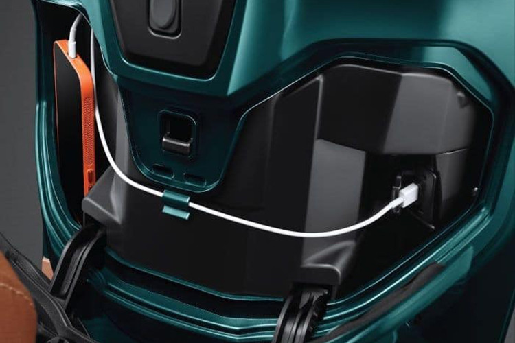 Ngoài ra, phía sau yếm trước của Honda Stylo 160 còn có ngăn nhỏ đủ để chứa chai nước và ngăn có nắp để cất điện thoại, tích hợp cổng sạc USB Type A. Trong khi đó, cốp chứa đồ bên dưới yên xe có thể tích 16,5 lít.