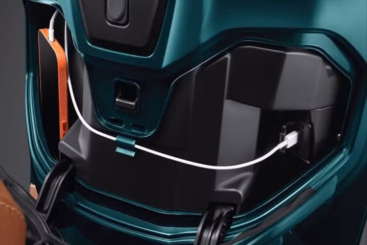 Ngoài ra, phía sau yếm trước của Honda Stylo 160 còn có ngăn nhỏ đủ để chứa chai nước và ngăn có nắp để cất điện thoại, tích hợp cổng sạc USB Type A. Trong khi đó, cốp chứa đồ bên dưới yên xe có thể tích 16,5 lít.