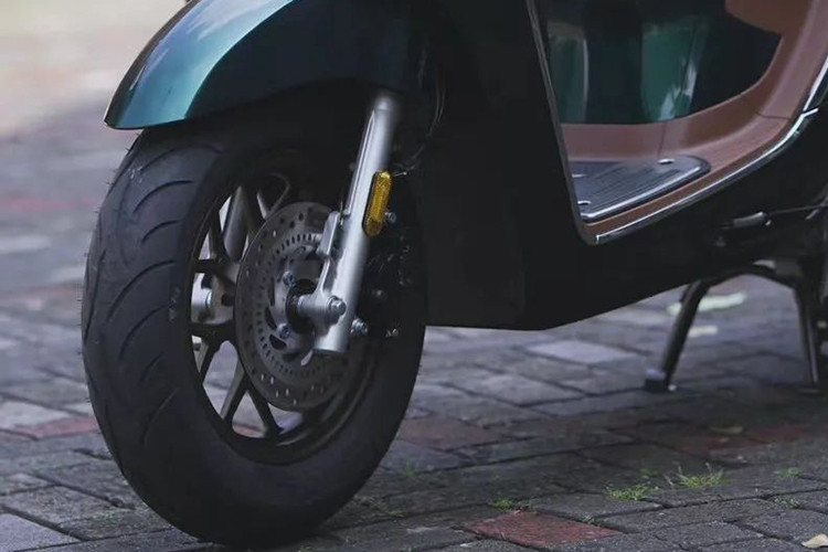 Ở phiên bản CBS, xe chỉ có phanh đĩa phía trước. Trong khi đó, phiên bản ABS có thêm phanh đĩa đặc biệt ở phía sau. Xe được trang bị hệ thống chống bó cứng phanh ABS một kênh.