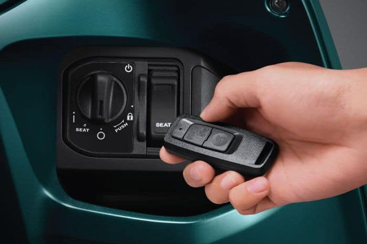 Mẫu xe nhập khẩu này ngoài việc sở hữu đồng hồ dạng màn hình kỹ thuật số đa tính năng, còn được trang bị hệ thống khóa thông minh Smartkey chống trộm như nhiều mẫu xe ga Hoda cao cấp hiện nay.