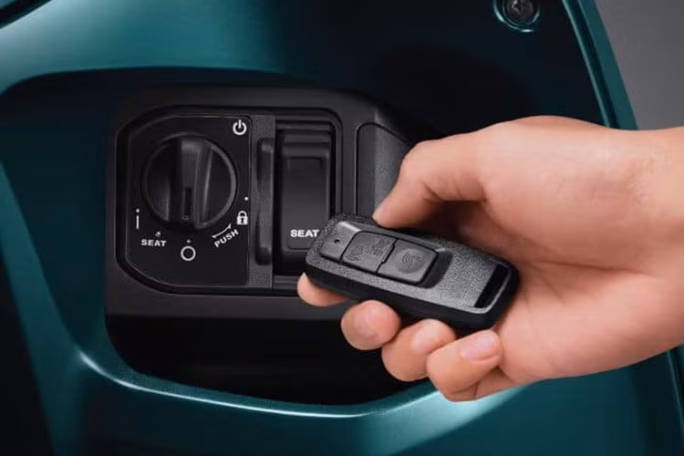 Mẫu xe nhập khẩu này ngoài việc sở hữu đồng hồ dạng màn hình kỹ thuật số đa tính năng, còn được trang bị hệ thống khóa thông minh Smartkey chống trộm như nhiều mẫu xe ga Hoda cao cấp hiện nay.