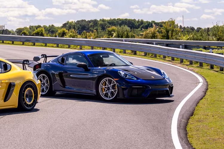 Về nguyên bản, xe thể thao Porsche 718 GT4 RS có động cơ Flat-six, dung tích 4.0 lít với vòng quay lên tới 9.000 vòng/phút giống như GT3. Tuy nhiên với số tiền khá lớn để có thể được nâng cấp bộ kit, gói độ này chỉ dành cho những người chịu chơi và thực sự ưa thích sự khác biệt.