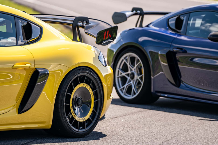 Ngoài ra, khách hàng nếu muốn nâng cấp cánh gió Gurney bằng sợi carbon lớn hơn, hốc gió sợi carbon cho phần vè trước sẽ phải chi trả thêm khoảng 5.890 USD. Mức giá này tính ra đã chiếm gần 1/3 giá trị của một chiếc 718 tại Mỹ.