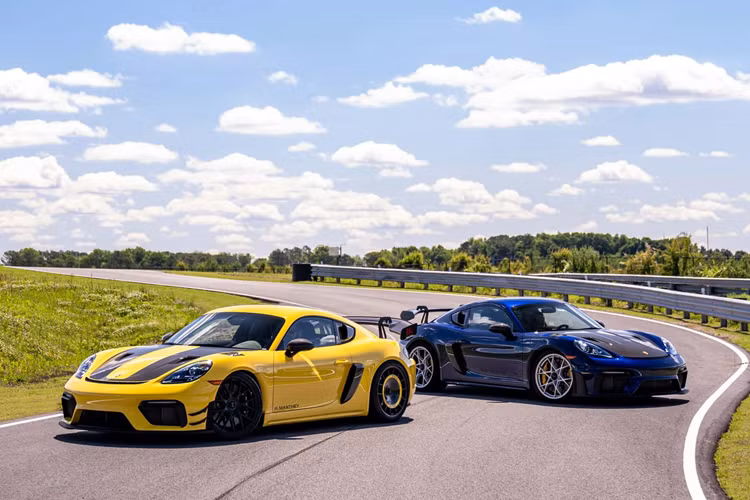 Hãng cho biết, gói nâng cấp Manthey Racing cho Porsche 718 Cayman GT4 RS sẽ được bán đến Mỹ với giá khoảng 54,000 USD (tương đương khoảng gần 1,4 tỷ đồng). Chi phí này chưa bao gồm tiền công lắp đặt trên xe được thực hiện tại tất cả các đại lý Porsche được Manthey phê duyệt.