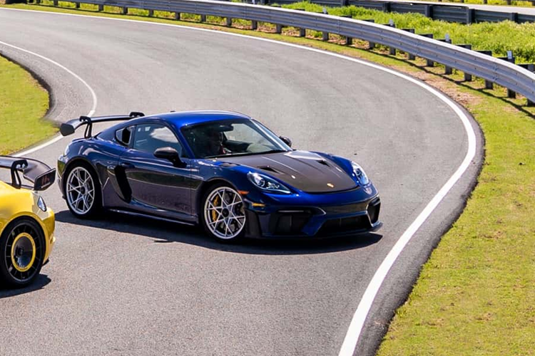 Vòng đua thử nghiệm này được thực hiện bởi tay đua Jörg Bergmeister của nhà máy Porsche. 718 GT4 RS MR sẽ là phiên bản cuối cùng của dòng xe thể thao động cơ đặt giữa của Porsche.