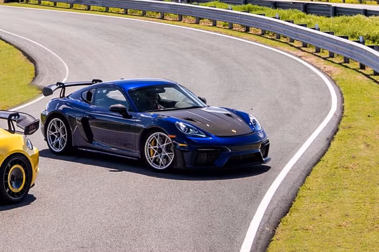 Vòng đua thử nghiệm này được thực hiện bởi tay đua Jörg Bergmeister của nhà máy Porsche. 718 GT4 RS MR sẽ là phiên bản cuối cùng của dòng xe thể thao động cơ đặt giữa của Porsche.