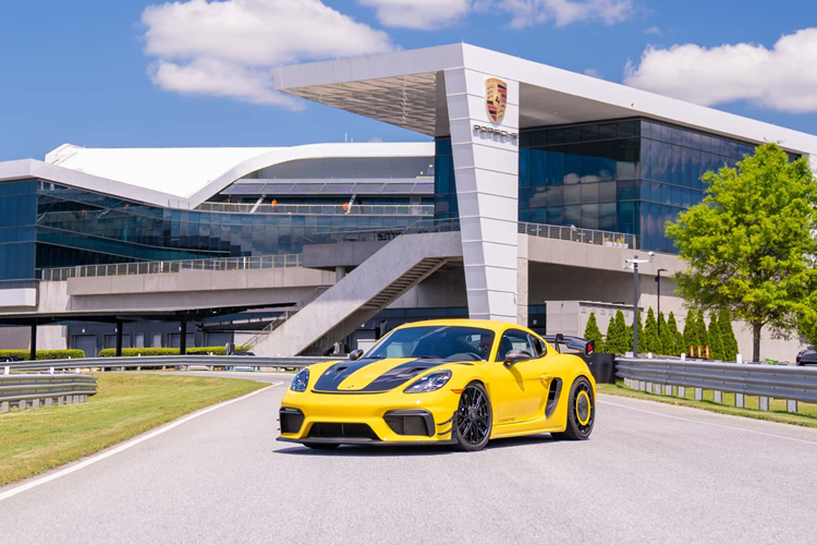 Hãng độ có trụ sở tại Nürburgring, Manthey Racing trên thực tế là một công ty con của Porsche chuyên sản xuất xe đua nhưng cũng thực hiện công việc phát triển gói nâng cấp khí động học cho những mẫu xe thương mại và Porsche 718 GT4 RS mới là một trong số đó.