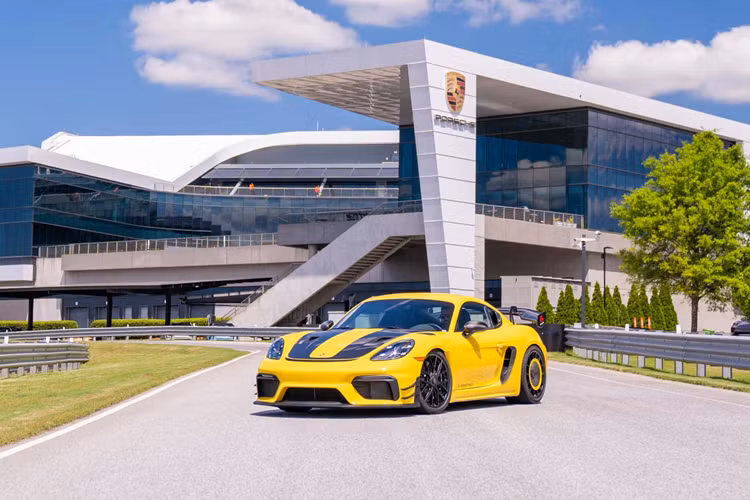 Hãng độ có trụ sở tại Nürburgring, Manthey Racing trên thực tế là một công ty con của Porsche chuyên sản xuất xe đua nhưng cũng thực hiện công việc phát triển gói nâng cấp khí động học cho những mẫu xe thương mại và Porsche 718 GT4 RS mới là một trong số đó.