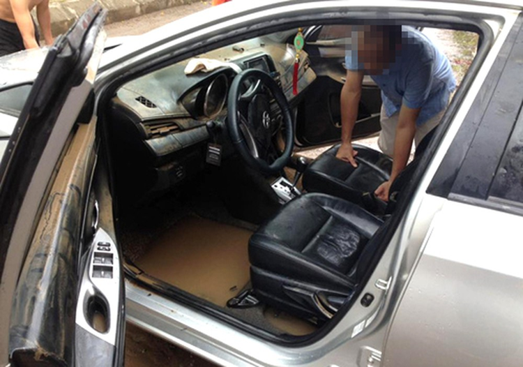 Bỏ túi 3 bước “sơ cứu” nội thất ôtô khi xe ngập nước Bo tui 3 buoc “so cuu” noi that oto khi xe ngap nuoc