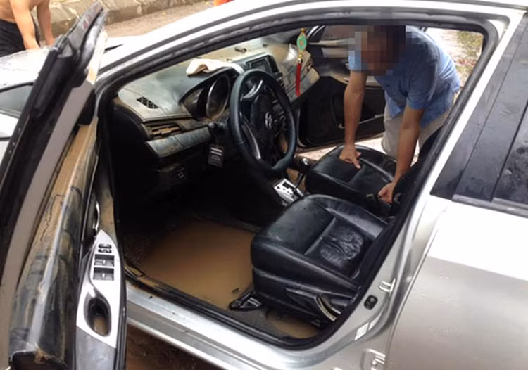 Bỏ túi 3 bước “sơ cứu” nội thất ôtô khi xe ngập nước Bo tui 3 buoc “so cuu” noi that oto khi xe ngap nuoc