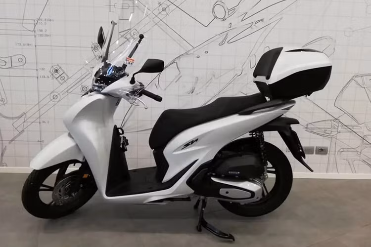 Theo thông tin từ Honda, động cơ này có tỷ lệ nén 12,0:1, giúp xe tiết kiệm xăng đáng kể với mức tiêu hao nhiên liệu chỉ 2,37 lít/100km. Ngoài Honda SH 2024 màu mới, thị trường Việt mới đây còn xuất hiện mẫu xe Honda SH Vetro nhập Ý có giá gần 200 triệu đồng.