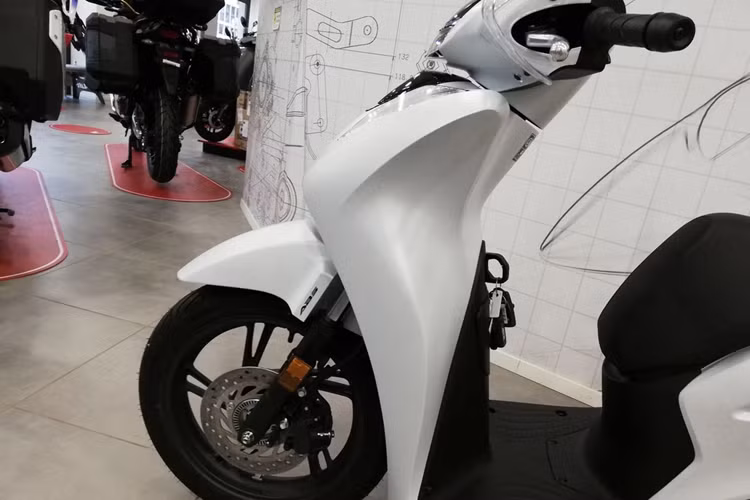 Honda SH 150i 2024 màu mới vẫn được trang bị động cơ dung tích 156,9 phân khối, làm mát bằng dung dịch, phun xăng điện tử, công suất 16,6 mã lực tại 8.500 vòng/phút, mô-men xoắn cực đại 14,8 Nm tại 6.500 vòng/phút.