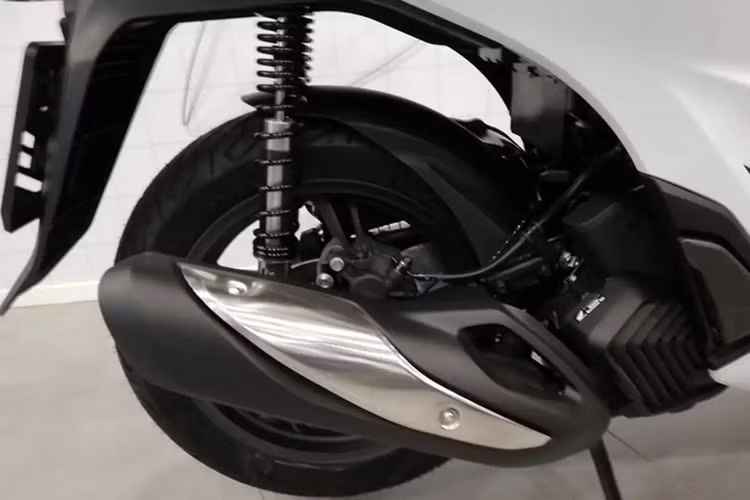 Ngoài ra, hộc còn tích hợp thêm cổng USB tiện dụng cho phép sạc pin điện thoại khi cần. Nắp bình xăng ở phía trước, giúp việc đổ xăng thuận tiện hơn mà không cần mở yên xe. Tay lái bên trái có công tắc đa dụng để dễ dàng chuyển đổi qua lại giữa các màn hình và chế độ khác nhau.