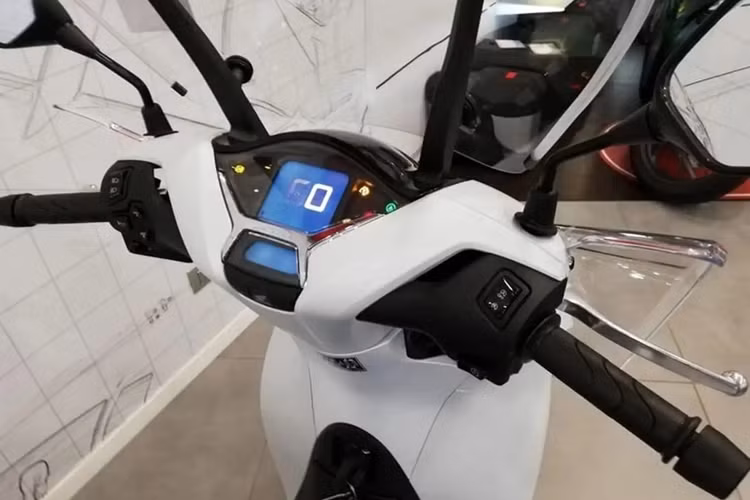 Bên cạnh đó, hệ thống khoá thông minh hiện đại giúp xác định vị trí xe và mở khóa thông minh từ xa tiện lợi, tích hợp báo động chống trộm đem lại sự an tâm cho người dùng khi sử dụng.