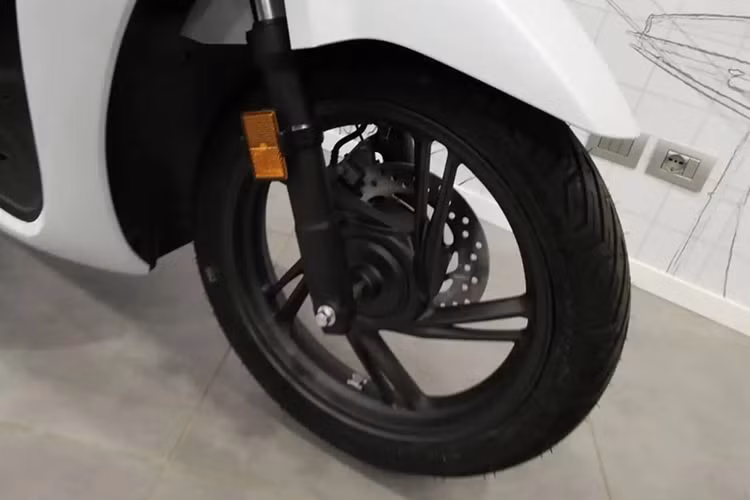 Honda SH 150 ABS không chỉ sở hữu ngoại hình bắt mắt mà còn được trang bị các tính năng an toàn và tiện ích hiện đại như: hệ thống kiểm soát lực kéo HSTC giúp đảm bảo an toàn tối đa, đặc biệt là trên phiên bản có phanh ABS.
