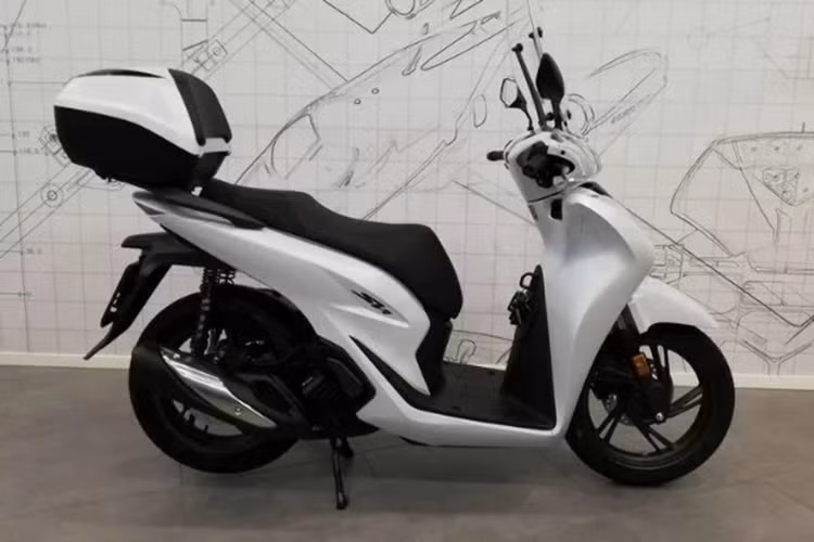 Diện mạo phía sau cũng được thiết kế tinh xảo với hệ thống đèn LED nổi bật cùng tay nắm xe được vuốt thon gọn đầy phong cách, tôn lên vẻ sang trọng và lịch lãm. Honda SH 150i 2024 màu mới được trang bị đồng hồ đo vận tốc lớn giúp người lái dễ dàng quan sát các thông số tức thì.