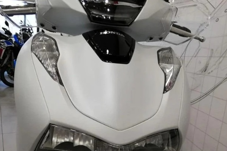 Nhìn chung, Honda SH 160i tại Việt Nam hay mẫu Honda SH 150 ABS tại châu Âu chỉ khác nhau về tên gọi và màu sắc còn các trang bị của xe tương đối giống nhau. Xe sở hữu chiều dài x rộng x cao lần lượt là 2.090 x 739 x 1.129 (mm).