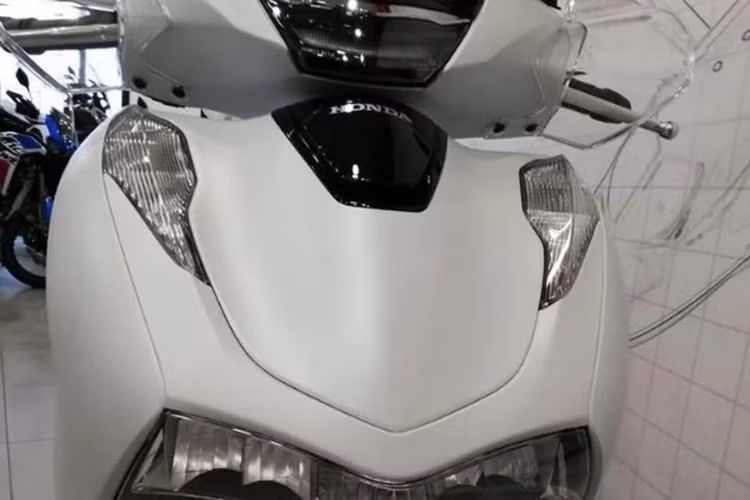 Nhìn chung, Honda SH 160i tại Việt Nam hay mẫu Honda SH 150 ABS tại châu Âu chỉ khác nhau về tên gọi và màu sắc còn các trang bị của xe tương đối giống nhau. Xe sở hữu chiều dài x rộng x cao lần lượt là 2.090 x 739 x 1.129 (mm).