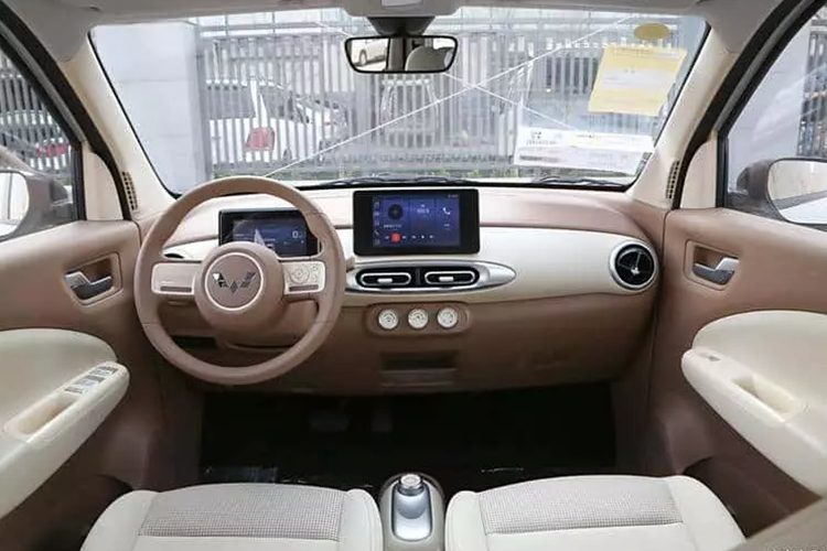 Để khuyến khích mở đơn đặt hàng trước, Wuling đã công bố các phần quà trị giá 10.000 nhân dân tệ (1.400 đô la Mỹ) cho các đơn hàng được đặt. Quan trọng nhất trong số này là chế độ bảo hành trọn đời cho hệ thống truyền động và một cọc sạc 3,5 kW.