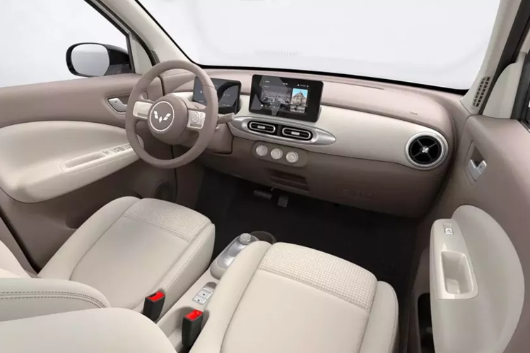 Cả 2 phiên bản 3 và 5 cửa đều có cùng kích thước (dài/rộng/cao) là 3256, 1510 và 1578 mm, và chiều dài cơ sở là 2190 mm. Con số này lớn hơn đáng kể so với thế hệ xe đầu tiên đang bán ở Việt Nam, hiện có kích thước là 3064/1493/1641 mm và chiều dài cơ sở là 2010 mm. Mini EV hoàn toàn mới sử dụng bánh xe 13 inch.